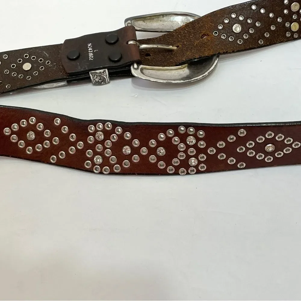 NOCONA STUDDED BELT WITH SILVER BUCKLE IN BROWN LEATHER‎